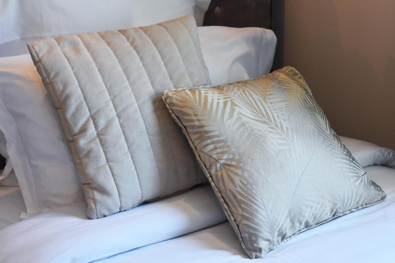 Le Boeuf Couronne - Hotel & Restaurant Chartres- Logis Hotels Bagian luar foto